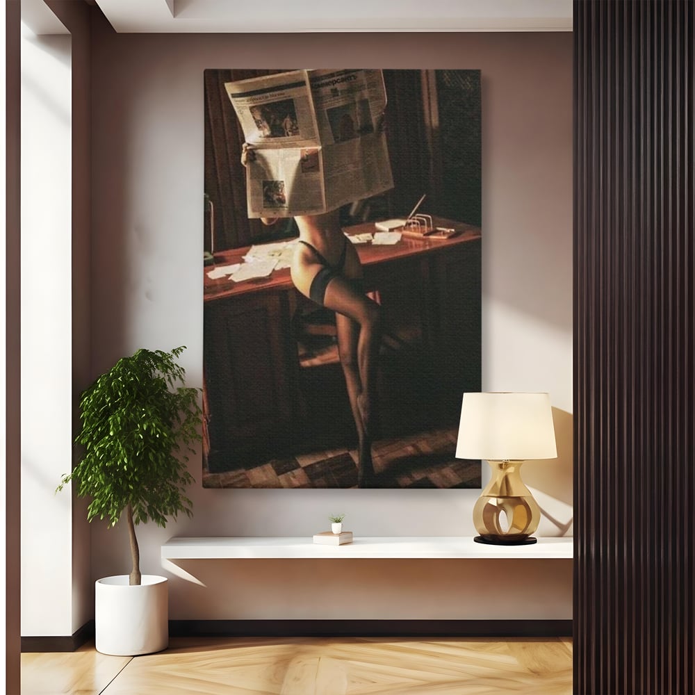 Tablou canvas cu tablou canvas cu femeie si ziar, fara rama, pe sasiu de lemn